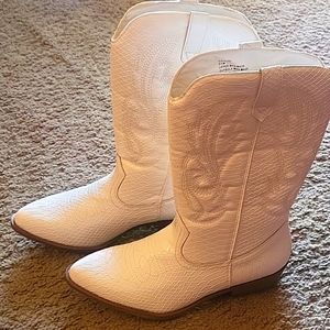 BN white croc print cowboy boots size 9.5